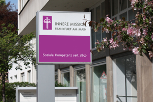 Eingangsschild der Inneren Mission Frankfurt am Main mit dem Slogan 'soziale Kompetenz seit 1850'