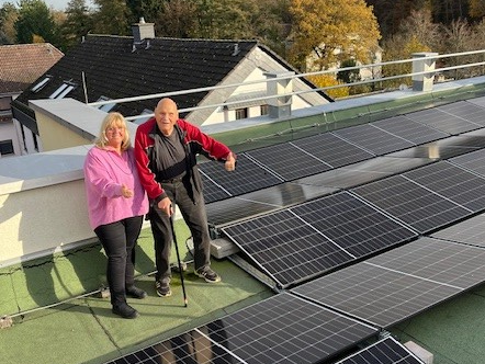 U. Krostitz und Peter Gaisberger auf dem Dach, neben der neuen PV-Anlage