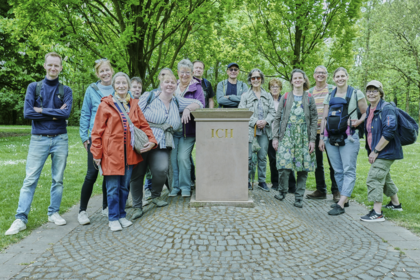 Mai-Pilgertour am Ich-Denkmal