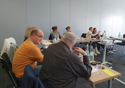 Die Teilnehmenden in angeregter Runde