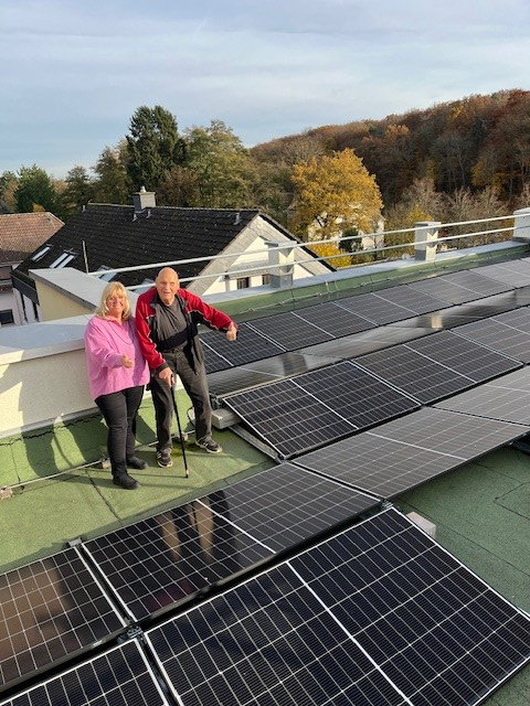 U. Krostitz und Peter Gaisberger an der neuen PV-Anlage