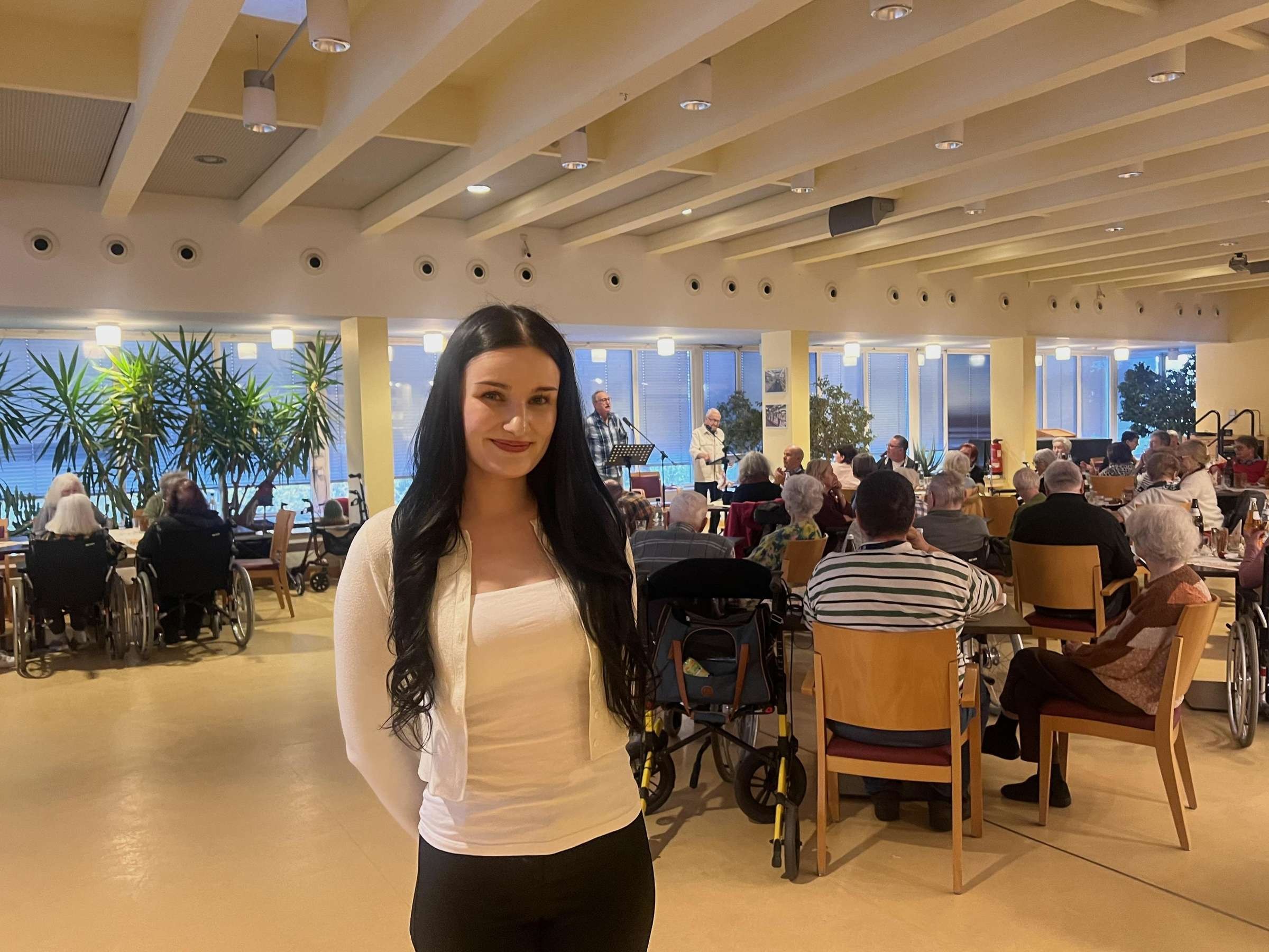 Johanna Csacsko in der Cafeteria des Hufeland-Hauses